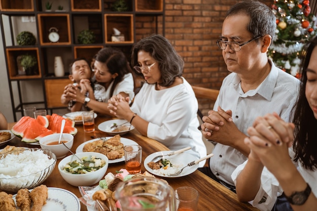 Familia feliz asiática celebrando la Navidad juntos en casa