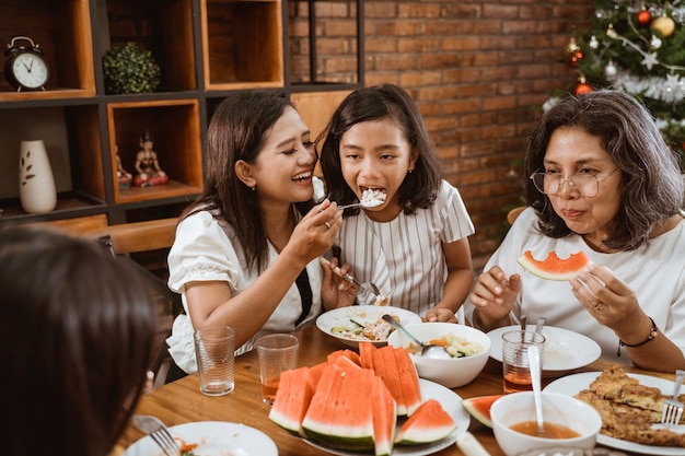 Familia feliz asiática celebrando la Navidad juntos en casa