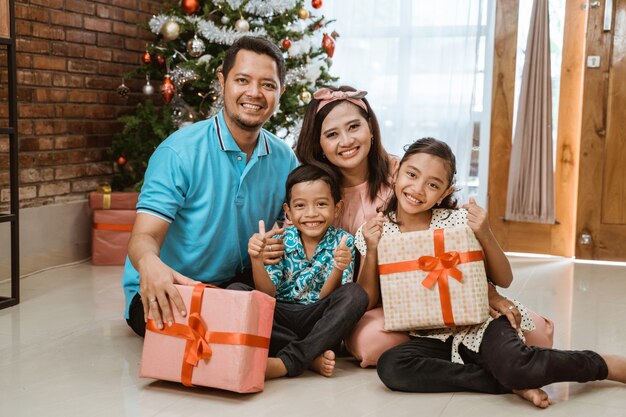 Familia feliz asiática celebrando la Navidad juntos en casa