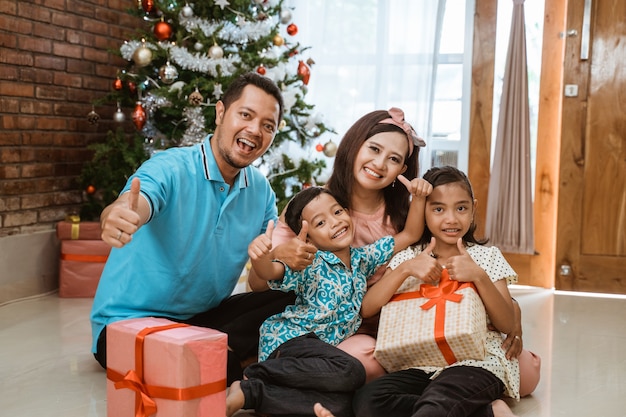 Familia feliz asiática celebrando la Navidad juntos en casa