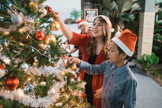 Familia feliz asiática celebrando la Navidad juntos en casa