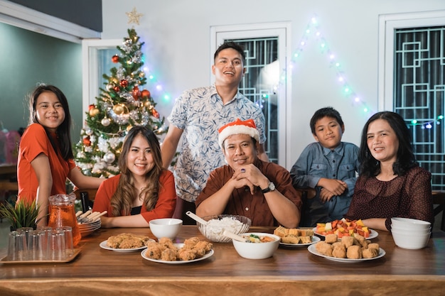 Familia feliz asiática celebrando la Navidad juntos en casa