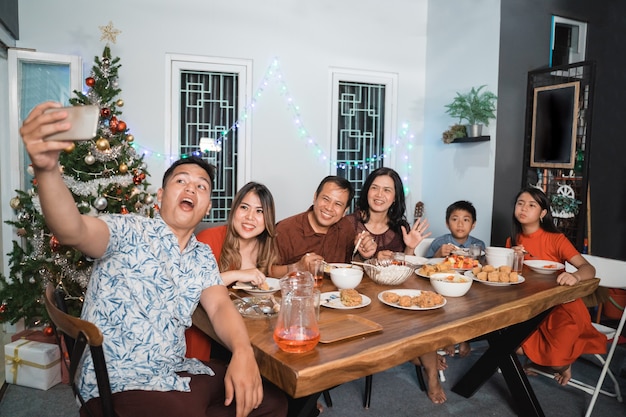 Familia feliz asiática celebrando la Navidad juntos en casa
