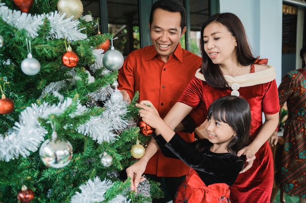 Familia feliz asiática celebrando la Navidad juntos en casa