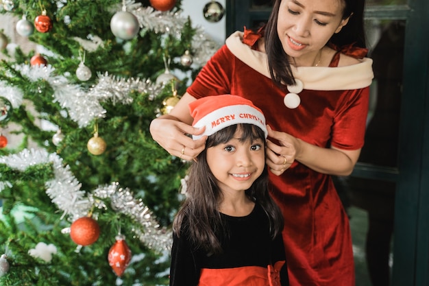 Familia feliz asiática celebrando la Navidad juntos en casa