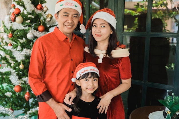 Familia feliz asiática celebrando la Navidad juntos en casa