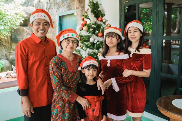 Familia feliz asiática celebrando la Navidad juntos en casa