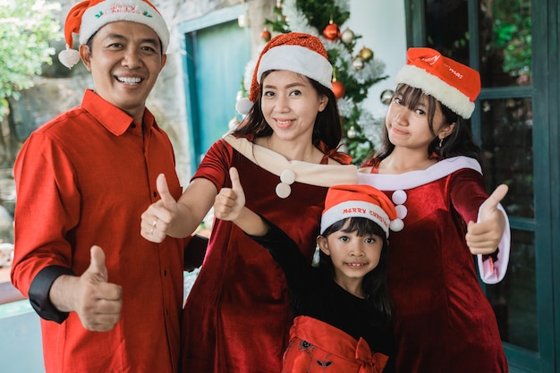 Familia feliz asiática celebrando la Navidad juntos en casa