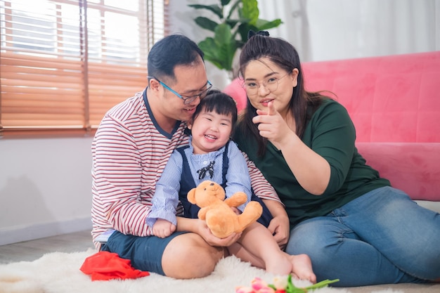 Família feliz asiática se divertindo em casa