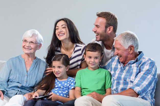 Família feliz assistindo televisão