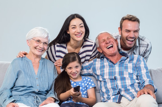 Família feliz assistindo televisão