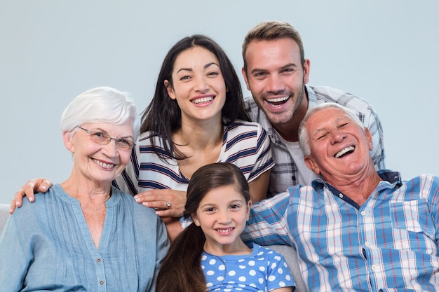 Família feliz assistindo televisão