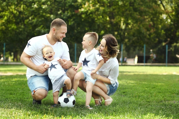 Família feliz ativa brincando com uma bola