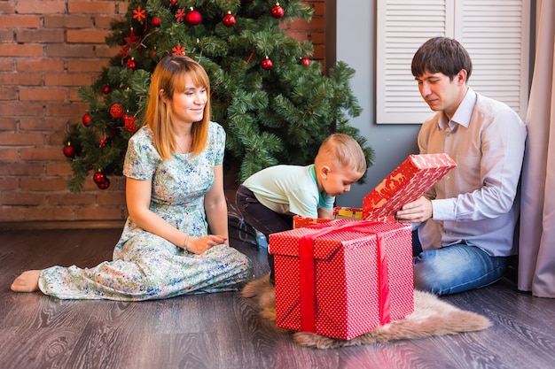 Familia feliz, Baby Boy abre regalo de Navidad