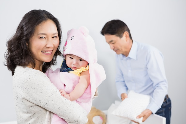 Foto familia feliz con bebe en casa