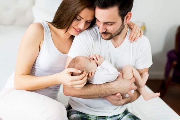 Familia feliz con bebé recién nacido