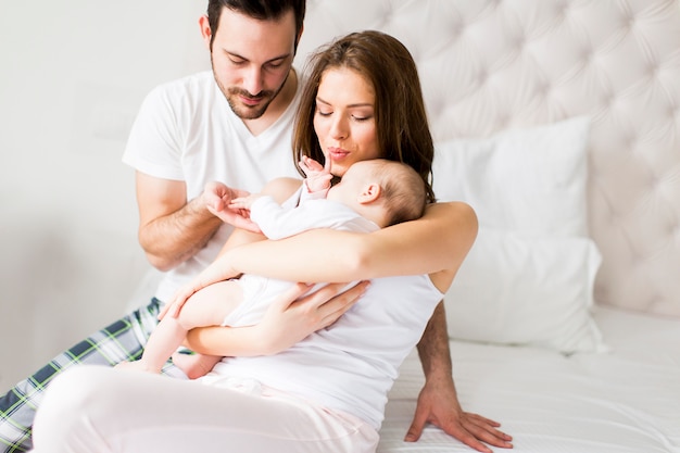 Familia feliz con bebé recién nacido