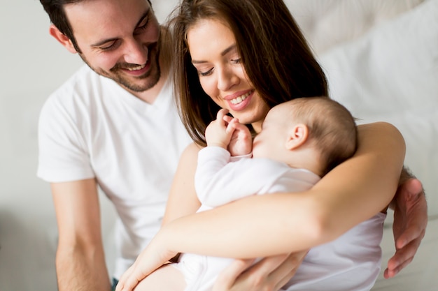 Familia feliz con bebé recién nacido