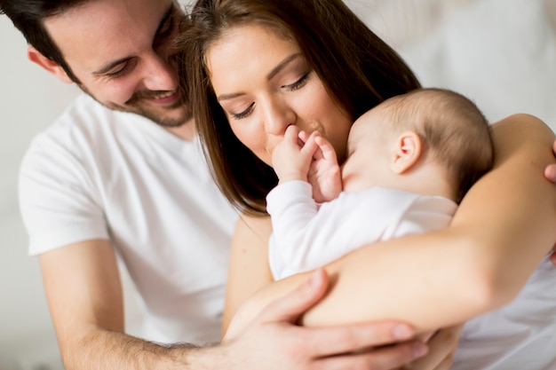 Familia feliz con bebé recién nacido