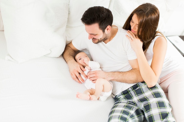 Familia feliz con bebé recién nacido