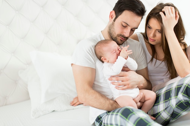 Familia feliz con bebé recién nacido