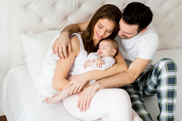 Familia feliz con bebé recién nacido