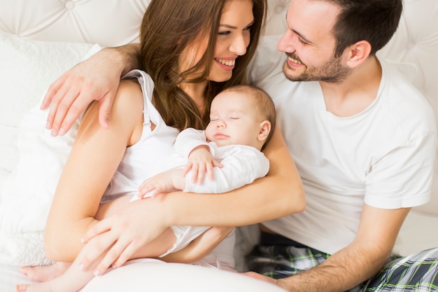 Familia feliz con bebé recién nacido