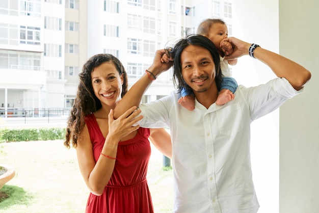 Familia feliz con bebe