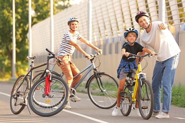 Foto familia feliz en bicicleta al aire libre