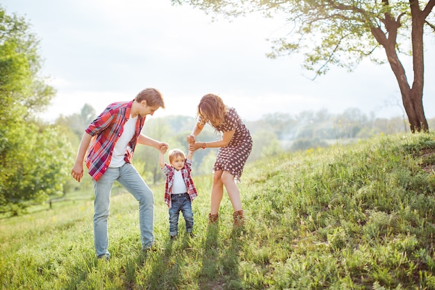 Família feliz brincando com a natureza