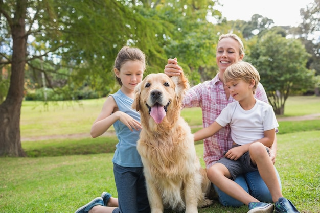 Família feliz brincando com seu cachorro