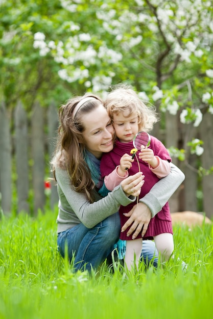 Família feliz brincando na grama verde do jardim primavera