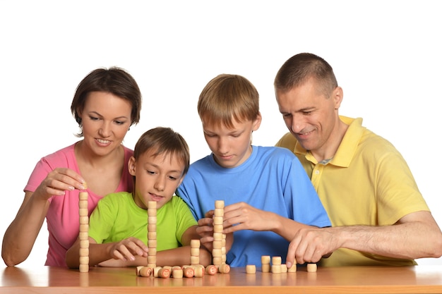 Família feliz brincando no fundo branco