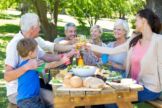 Família feliz brindando no parque