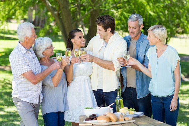 Familia feliz brindando en el parque