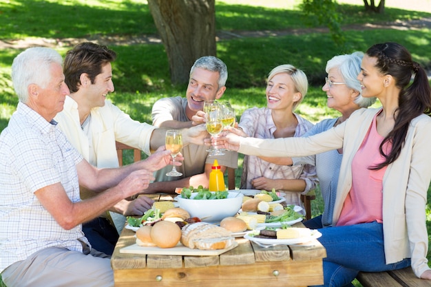 Familia feliz brindando en el parque