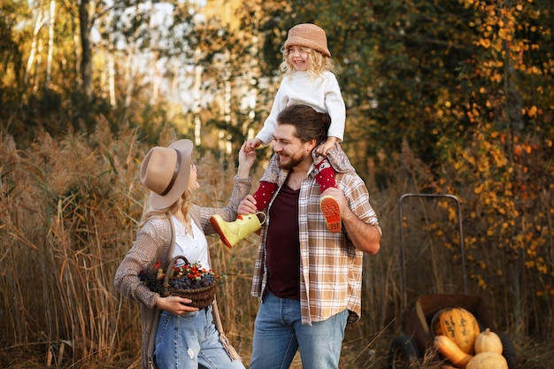 Familia feliz caen en un paseo