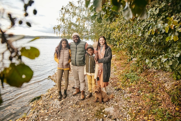 Familia feliz caminando en el bosque