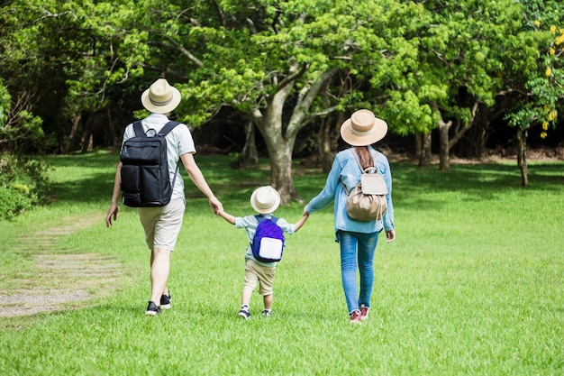 Familia feliz caminando por el bosque