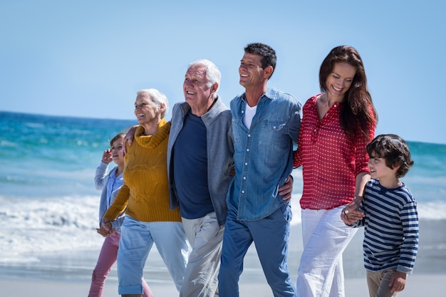 Familia feliz caminando juntos