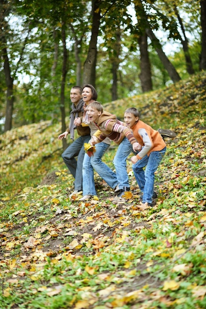 Familia feliz caminando en el parque los fines de semana