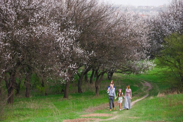 Familia feliz caminando en el parque.