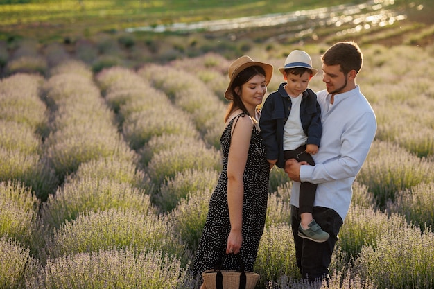 Familia feliz en campo de lavanda