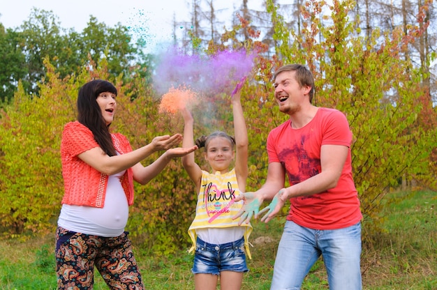 Familia feliz con caras pintadas holi