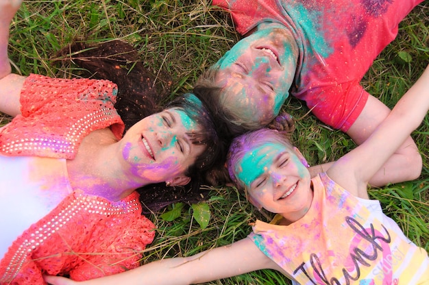 Familia feliz con caras pintadas holi