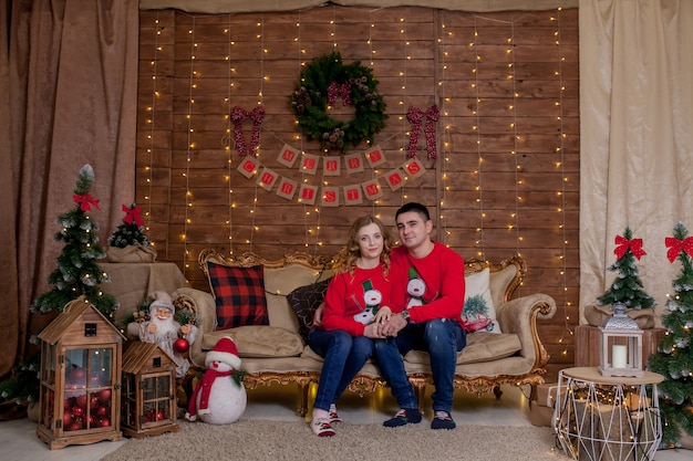 Familia feliz en casa cerca del árbol de Navidad