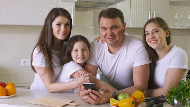 Foto familia feliz en casa en cocina