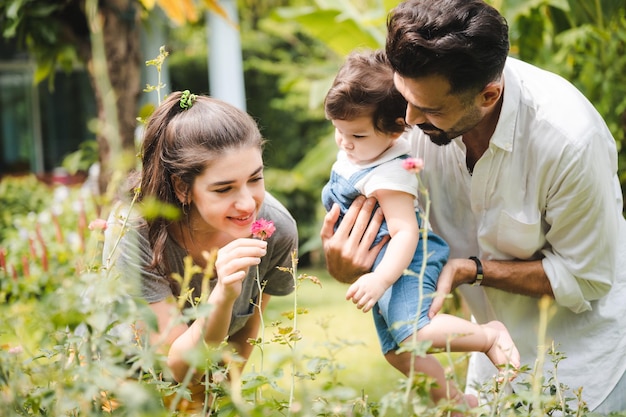 Familia feliz en casa juntos concepto niños disfrutando con el padre y la madre en el jardín de la naturaleza de verano al aire libre gente divirtiéndose niño o niña y mujer joven sonríen estilo de vida fuera del parque