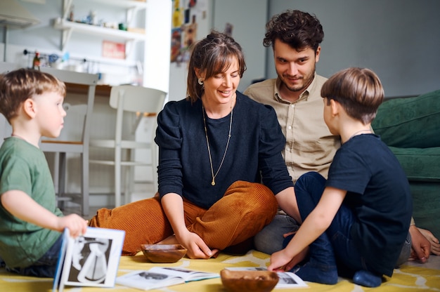 Familia feliz en casa leyendo cuento