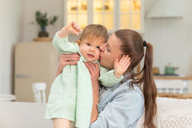 Familia feliz en casa madre levantando en el aire niño pequeño niño hija mamá y niña jugando h